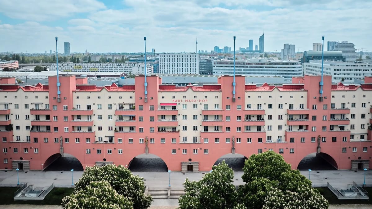 The main square and facade of Karl-Marx-Hof.